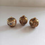 Drei Miniatur-Vasen mit feinem Dekor von figuralen Szenen aus Satsuma-Porzellan - photo 3