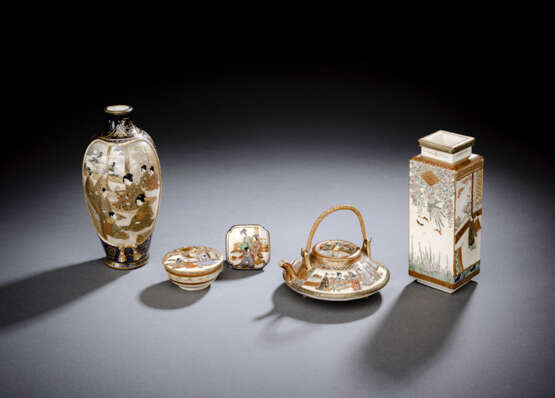 Gruppe von fünf Satsuma-Porzellanen: Paar Vasen, Deckeldöschen, Gürtelschnalle und Teekännchen - фото 1
