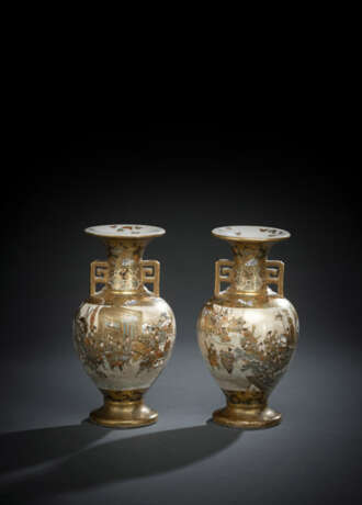 Paar kleine Satsuma-Vasen mit seitlichen Handhaben und figurale Staffage - фото 1