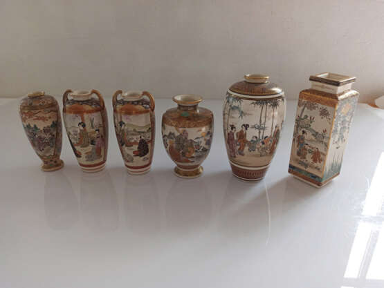 Gruppe von sechs Satsuma-Vasen, teils mit Mädchen und Damen, teils mit buddhistischen Motiven dekoriert - photo 2