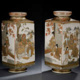 Paar quadratische Satsuma-Vasen mit Dekor von Figurenszenen und buddhistischen Personen - photo 1