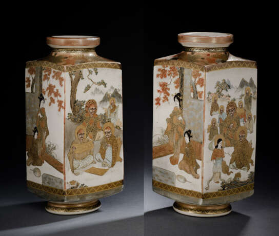 Paar quadratische Satsuma-Vasen mit Dekor von Figurenszenen und buddhistischen Personen - Foto 1