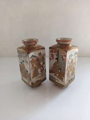 Paar quadratische Satsuma-Vasen mit Dekor von Figurenszenen und buddhistischen Personen - Foto 2