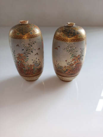Paar Satsuma-Vasen mit Mädchen und Herbstgräsern, große Satsuma-Vase mit Tempel und Frauen - Foto 7