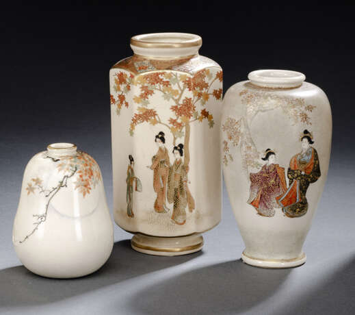 Gruppe von drei Satsuma-Vasen, u.a. Geisha und Herbstlaub - Foto 1