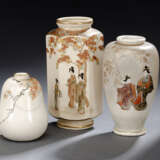 Gruppe von drei Satsuma-Vasen, u.a. Geisha und Herbstlaub - photo 1