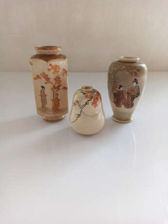 Gruppe von drei Satsuma-Vasen, u.a. Geisha und Herbstlaub - Foto 2