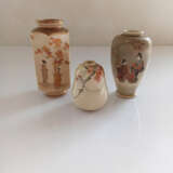 Gruppe von drei Satsuma-Vasen, u.a. Geisha und Herbstlaub - фото 2