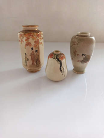 Gruppe von drei Satsuma-Vasen, u.a. Geisha und Herbstlaub - photo 3
