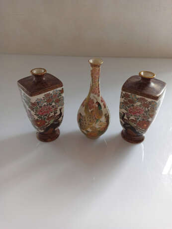 Paar Satsuma-Vasen mit Fasanen und Blüten und Satsuma-Vase mit Pfauen - photo 2