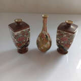 Paar Satsuma-Vasen mit Fasanen und Blüten und Satsuma-Vase mit Pfauen - Foto 2