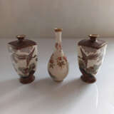 Paar Satsuma-Vasen mit Fasanen und Blüten und Satsuma-Vase mit Pfauen - Foto 3