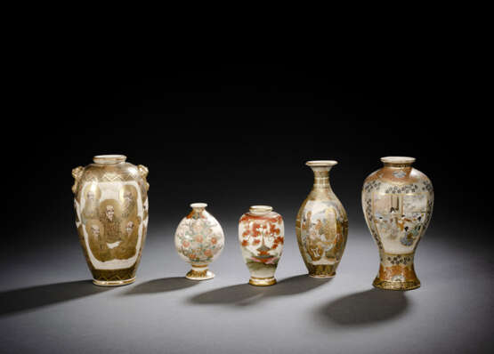 Gruppe von fünf Satsuma-Vasen teils mit Figurenszenen oder Rakan bzw. Blütenmotive - Foto 1