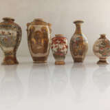 Gruppe von fünf Satsuma-Vasen teils mit Figurenszenen oder Rakan bzw. Blütenmotive - Foto 2