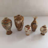Gruppe von fünf Satsuma-Vasen teils mit Figurenszenen oder Rakan bzw. Blütenmotive - Foto 3
