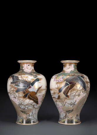 Paar große Satsuma-Vasen mit Dekor von Spatzen und Enten zwischen blühendem Lotus - Foto 1