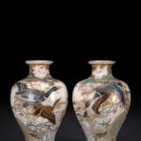 Paar große Satsuma-Vasen mit Dekor von Spatzen und Enten zwischen blühendem Lotus - photo 1