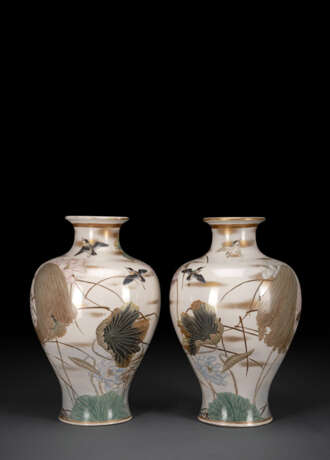 Paar große Satsuma-Vasen mit Dekor von Spatzen und Enten zwischen blühendem Lotus - Foto 2