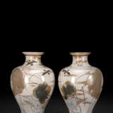 Paar große Satsuma-Vasen mit Dekor von Spatzen und Enten zwischen blühendem Lotus - photo 2