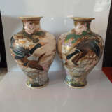 Paar große Satsuma-Vasen mit Dekor von Spatzen und Enten zwischen blühendem Lotus - фото 4