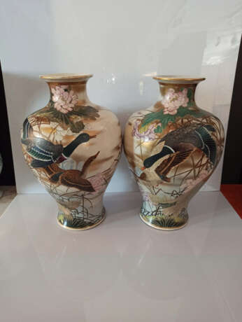 Paar große Satsuma-Vasen mit Dekor von Spatzen und Enten zwischen blühendem Lotus - photo 4