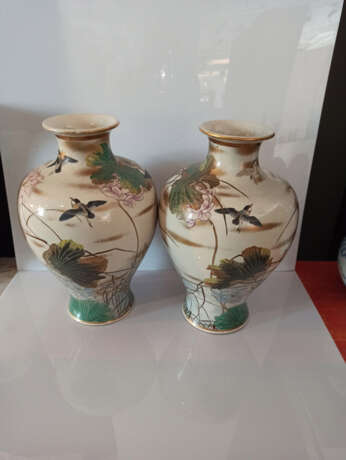 Paar große Satsuma-Vasen mit Dekor von Spatzen und Enten zwischen blühendem Lotus - Foto 5