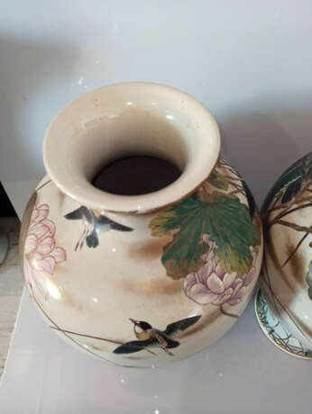 Paar große Satsuma-Vasen mit Dekor von Spatzen und Enten zwischen blühendem Lotus - photo 6
