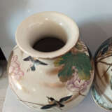Paar große Satsuma-Vasen mit Dekor von Spatzen und Enten zwischen blühendem Lotus - photo 6
