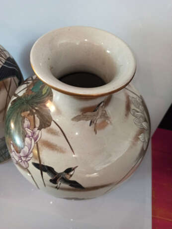 Paar große Satsuma-Vasen mit Dekor von Spatzen und Enten zwischen blühendem Lotus - фото 7