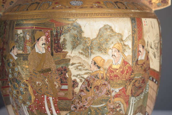 Großer dreibeiniger Weihrauchbrenner aus Satsuma-Porzellan mit umlaufendem Dekor einer figuralen Szene und Deckel bekrönt von einem Shishi - фото 4