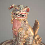Großer dreibeiniger Weihrauchbrenner aus Satsuma-Porzellan mit umlaufendem Dekor einer figuralen Szene und Deckel bekrönt von einem Shishi - фото 5