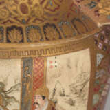 Großer dreibeiniger Weihrauchbrenner aus Satsuma-Porzellan mit umlaufendem Dekor einer figuralen Szene und Deckel bekrönt von einem Shishi - фото 7