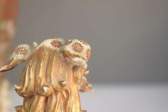 Großer dreibeiniger Weihrauchbrenner aus Satsuma-Porzellan mit umlaufendem Dekor einer figuralen Szene und Deckel bekrönt von einem Shishi - photo 10
