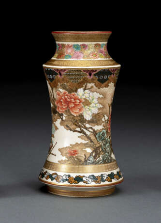 Satsuma-Vase mit feinem Dekor von Päonien und Chrysanthemen - Foto 1