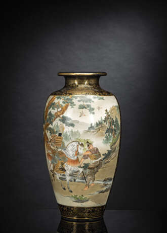 Satsuma-Vase mit figuraler Staffage in zwei Reserven auf nachtblauem Grund - Foto 1