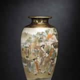 Satsuma-Vase mit figuraler Staffage in zwei Reserven auf nachtblauem Grund - photo 2