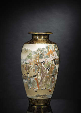 Satsuma-Vase mit figuraler Staffage in zwei Reserven auf nachtblauem Grund - Foto 2