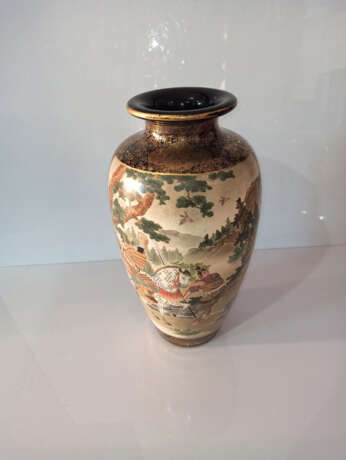 Satsuma-Vase mit figuraler Staffage in zwei Reserven auf nachtblauem Grund - Foto 4