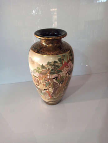 Satsuma-Vase mit figuraler Staffage in zwei Reserven auf nachtblauem Grund - photo 5
