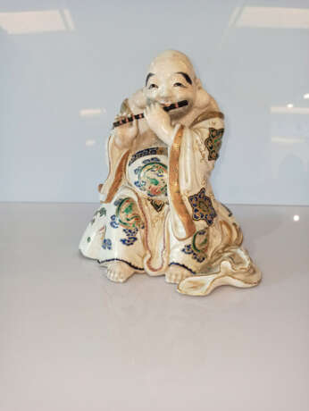 Figur des Daikoku auf einer Flöte spielend aus Satsuma-Ware - фото 3