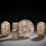 Paar Satsuma-Vasen mit Blütendekor, zylindrische Vase mit plastischem Drachen und Teller mit Romanszene - фото 1