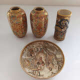 Paar Satsuma-Vasen mit Blütendekor, zylindrische Vase mit plastischem Drachen und Teller mit Romanszene - Foto 2