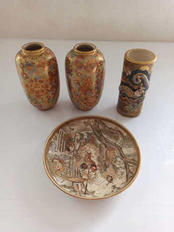 Paar Satsuma-Vasen mit Blütendekor, zylindrische Vase mit plastischem Drachen und Teller mit Romanszene - photo 2