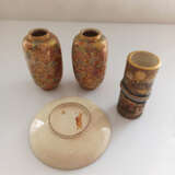 Paar Satsuma-Vasen mit Blütendekor, zylindrische Vase mit plastischem Drachen und Teller mit Romanszene - фото 3
