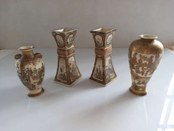 Paar Vierkant-Vasen und zwei Vasen aus Satsuma-Ware mit figuralem Dekor - фото 3