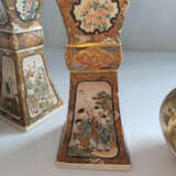 Paar Vierkant-Vasen und zwei Vasen aus Satsuma-Ware mit figuralem Dekor - photo 6
