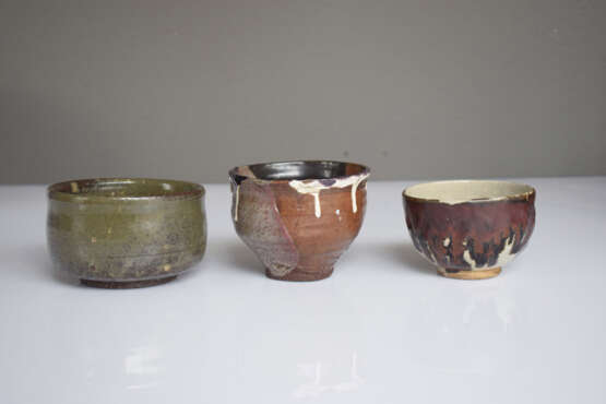 Drei teils gefleckt glasierte Chawan aus Keramik - photo 2