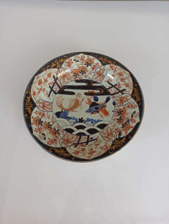 Teller aus Porzellan mit Dekor von Koi-Karpfen in einem Teich umgeben von floralen Motiven in den Farben der Imari-Palette - фото 2