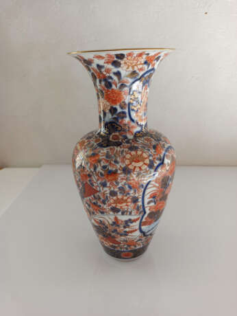 Vase aus Porzellan mit floralem Dekor in den Farben der Imari-Palette - Foto 3