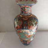 Große Imari-Vase aus Porzellan mit Blumenkorb und Drachen im Medaillon - photo 2